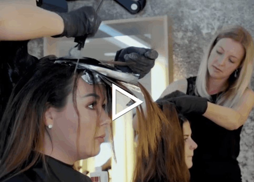 Vorschaubild von zwei Frauen beim Haare föhnen für Film